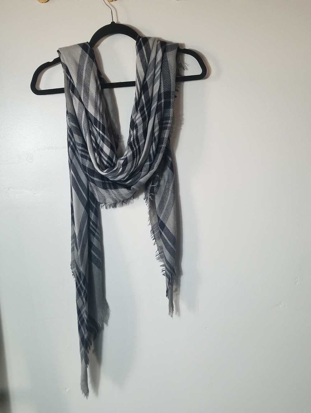 WOMEN'S BLUE AND GRAY FRIDGED PLAID SCARF